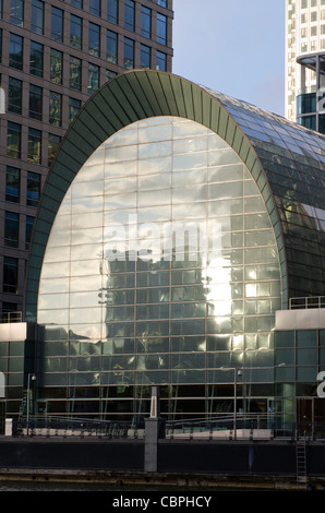 East Wintergarden edificio arcuato riflettendo , Canary Wharf, Heron Quays, Isle of Dogs. London Regno Unito Foto Stock