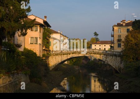 Ponte San Michele ponte che attraversa il fiume Retrone centro di Vicenza Veneto Italia del nord Europa Foto Stock