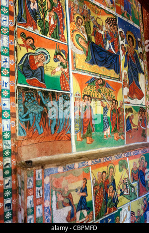 I religiosi dipinti adornano le pareti del Azuwa Maryam monastero sul Lago Tana vicino a Bahir Dar, l'Etiopia settentrionale, Africa. Foto Stock