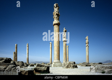 Rimane del Trono Hall (o Palazzo del 100 colonne) presso le antiche rovine della città di Persepoli in Iran. Foto Stock