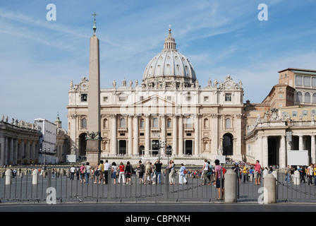 Basilica di San Pietro sul Saint Peters Square nella Città del Vaticano a Roma. Foto Stock