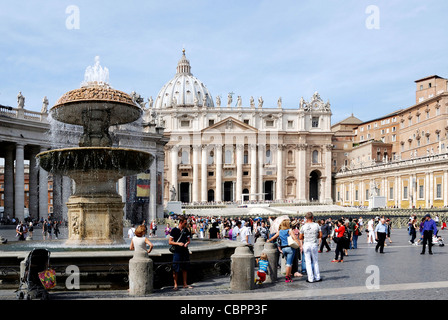 Basilica di San Pietro sul Saint Peters Square nella Città del Vaticano a Roma. Foto Stock