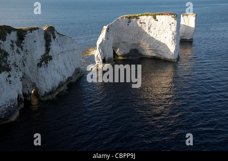 Old Harry Rocks. Massive chalk pile in piedi appena fuori le vertiginose scogliere calcaree della costa Purbeck. Il Dorset, Inghilterra, Regno Unito. Foto Stock