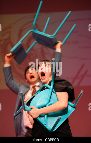 Vizioso CANI IN LOCALI , vizioso cani in locali di direzione e coreografia : Dan più sicuro. Azienda : Testimonianza Decor Di Rilocazione Foto Stock