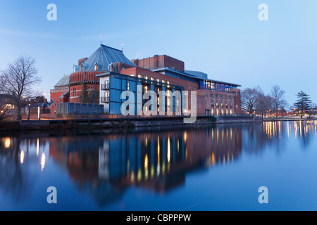 Royal Shakespeare Theatre sul fiume Avon al crepuscolo. Stratford-upon-Avon. Warwickshire. In Inghilterra. Regno Unito. Foto Stock