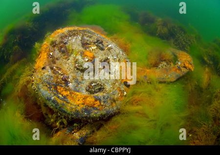 Munizioni, cartucce, proiettili, relitto subacqueo - miniera trawler 'collettivi' agricoltore, sommerse sul Mare Nero in Ucraina. Foto Stock