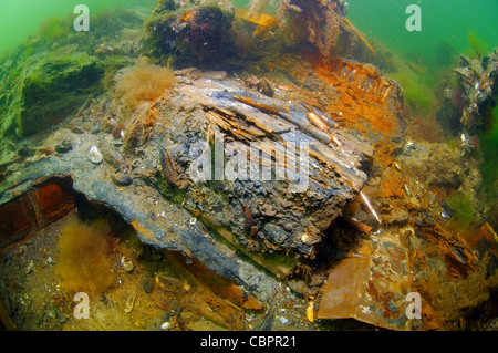 Munizioni, cartucce, proiettili, relitto subacqueo - miniera trawler 'collettivi' agricoltore, sommerse sul Mare Nero in Ucraina. Foto Stock