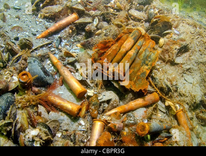 Munizioni, cartucce, proiettili, relitto subacqueo - miniera trawler 'collettivi' agricoltore, sommerse sul Mare Nero in Ucraina. Foto Stock