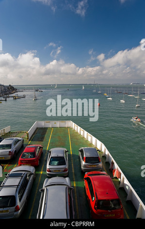 Il pianale di un traghetto per l'Isola di Wight lasciando East Cowes per Southampton, Hampshire, Regno Unito Foto Stock