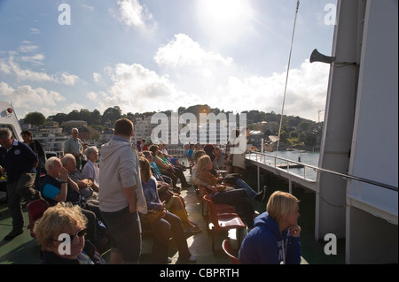 I passeggeri sul ponte di un'isola di Wight traghetto per auto lasciando East Cowes, Regno Unito Foto Stock