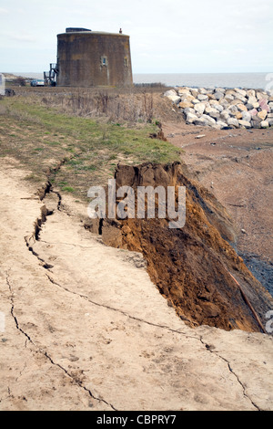 Erosione costiera martello tower a rischio, East Lane, Bawdsey, Suffolk Foto Stock