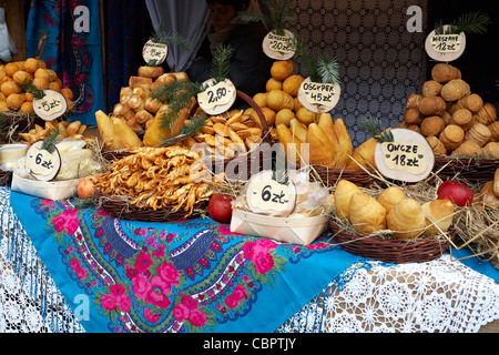 Polonia Cracovia Oscypki stallo a Mercatino di Natale di pecora affumicato e formaggio di vacca prodotti dai Monti Tatra Regione Foto Stock