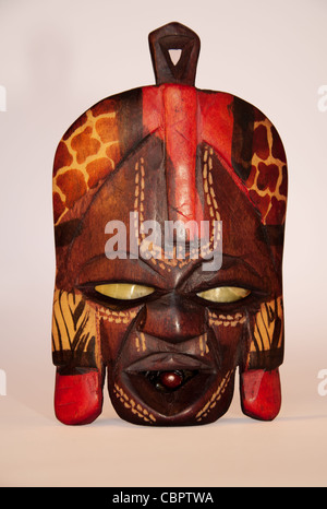 A sud di legno mascherina africana isolato su bacground di luce Foto Stock