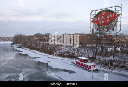 La Mississippi Fiume partendo per congelare oltre lungo la riva del fiume di Nicollet Island a Minneapolis, Minnesota Foto Stock