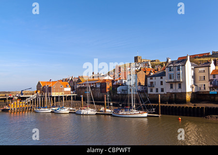 Yacht ormeggiato sul fiume Esk a Whitby Foto Stock