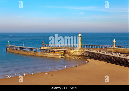 Ingresso di pontili e fari al Porto di Whitby Foto Stock