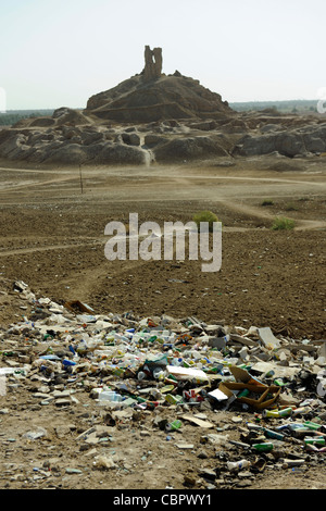 Immondizia disseminata dai resti di un antico tempio presso il luogo di nascita di Abramo, Borsippa, Iraq Foto Stock