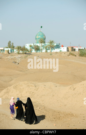 Le donne visitare i resti di un antico tempio presso il luogo di nascita di Abramo, Borsippa, Iraq Foto Stock