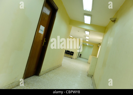 Un corridoio a uno stigma psichiatrico ospedale di Sadr City, Baghdad, Iraq Foto Stock