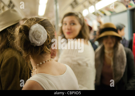 I Newyorkesi, i turisti e gli appassionati della metropolitana, alcuni nel periodo abito, a un MTA vintage Nostalgia treno stagione di Natale ride Foto Stock