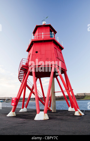 Mandria Groyne un piccolo faro a Tynemouth, Newcastle, Regno Unito. Foto Stock