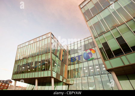 Un moderno edificio di vetro di proprietà di British Telecom a South Shields, Tyneside, a nord-est, UK. Foto Stock