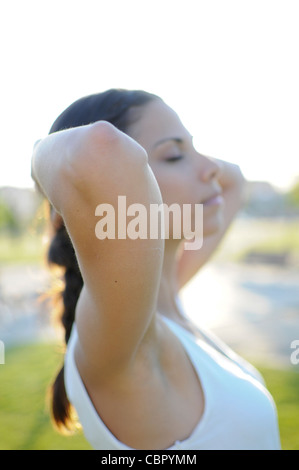 Signor Ritratto di attraente giovane donna spagnola in natura Foto Stock