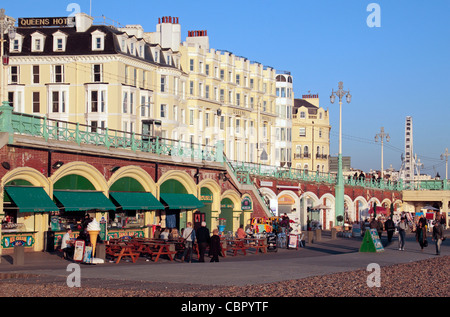 Linee del mare con bancarelle e negozi sul fronte spiaggia lungo la Brighton Seafront, East Sussex, Regno Unito. Foto Stock