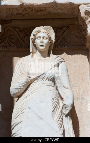 Statua di Sophia (saggezza) nella parte anteriore della libreria di Celso, Efeso in Turchia. Foto Stock