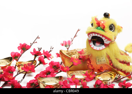 Anno Nuovo Cinese decorazioni--Balli Tradizionali Lion,oro Lingotti e prugna Fiore. Foto Stock