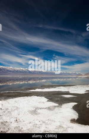 Stati Uniti, California, Eastern Sierra Nevada Area, Owens Valley, Keeler, paesaggio di montagna e le saline di Owens Lago Foto Stock