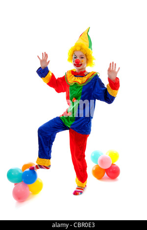 Bambino vestito come colorata divertente clown con palloncini su sfondo bianco Foto Stock