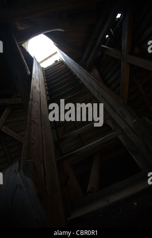 Dark scala di legno come concetto astratto di spostamento verso l'alto dalle tenebre alla luce Foto Stock