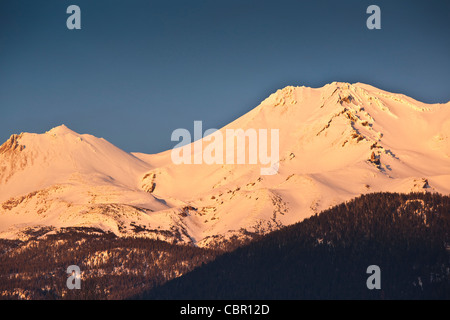 Stati Uniti d'America, la California, la California del nord, nord della montagna, Mount Shasta, vista di Mt. Shasta, quota 14,162 piedi, tramonto Foto Stock