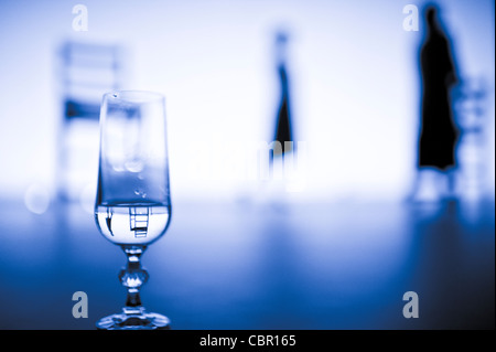 Aberystwyth teatro universitario studi gli studenti di eseguire un elaborato improvvisato pezzo di danza, Wales UK Foto Stock