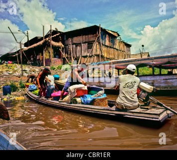 Caricamento di forniture su una barca sull'Amazzonia peruviana nel fiume Iquitos Perù Sud America Foto Stock