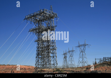 Elettrico di elevata potenza torri di trasmissione e le linee da Glen Canyon Dam impianto di alimentazione Foto Stock
