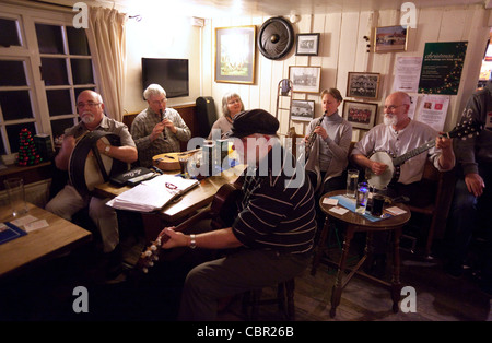 Musicisti di suonare brani di musica tradizionale in Bell Inn, Middleton, Suffolk REGNO UNITO Foto Stock