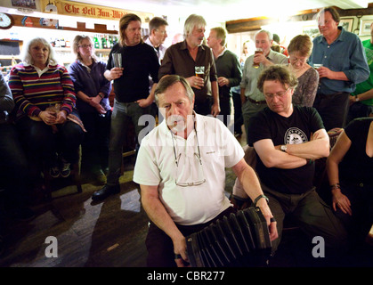 Musicisti di suonare brani di musica tradizionale in Bell Inn, Middleton, Suffolk REGNO UNITO Foto Stock