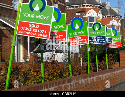 Casa in vendita e casa venduta segni su una strada nel centro di Exeter Regno Unito Foto Stock