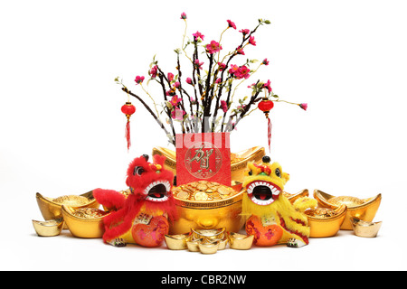 Anno Nuovo Cinese decorazioni--Balli Tradizionali Lions,lingotti d'Oro,pacchetto rosso e susino. Foto Stock