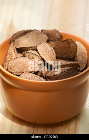 Le noci del Brasile in una coppa in ceramica Foto Stock