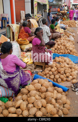 Un gruppo di donne i venditori di strada nei dintorni di strada in Kerala Foto Stock