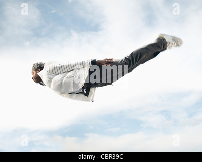 African American uomo volando attraverso la metà di aria Foto Stock