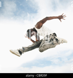 African American uomo jumping a mezz aria Foto Stock