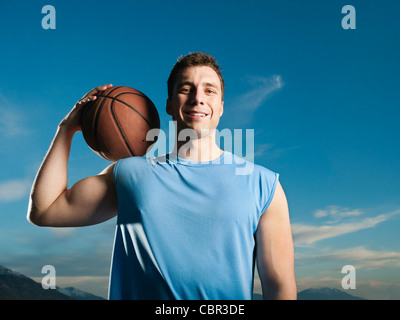 Uomo caucasico giocare a basket Foto Stock