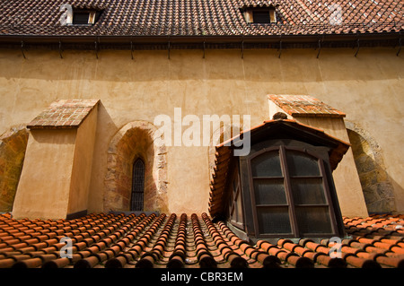 Frammento di tetto elemento di design vecchio edificio a Praga Foto Stock