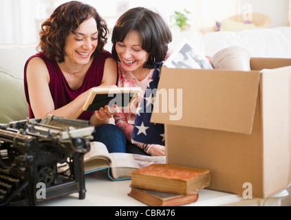 Madre e figlia guardando fotografia Foto Stock