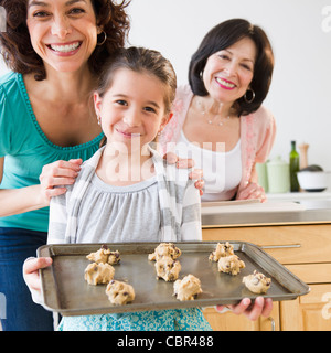 Famiglia i biscotti di cottura insieme Foto Stock