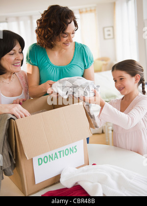 Famiglia Confezione di abbigliamento donazioni Foto Stock